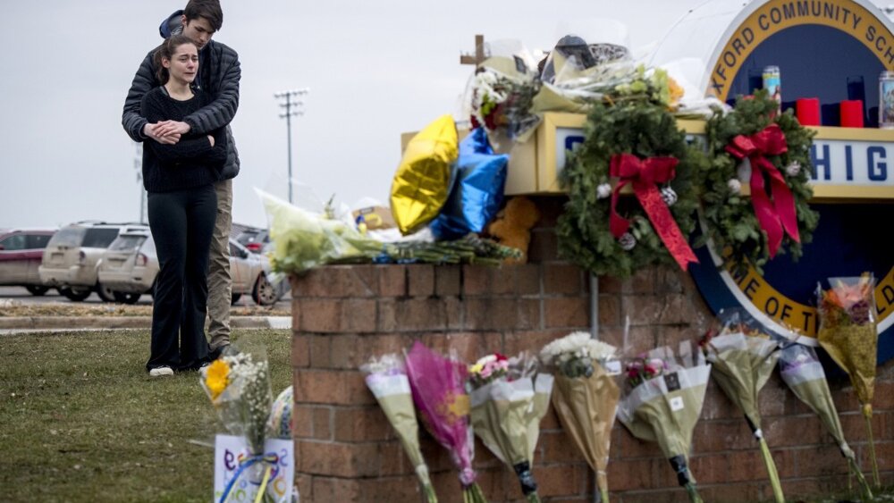 Kada su roditelji krivi za masovno ubistvo svoga deteta? 2 epaselect epa09615607 People mourn at a growing memorial outside Oxford High School a day after a 15-year-old student killed four classmates before surrendering to police at Oxford, High School in Oxford, Michigan, USA, 01 December 2021. The Oakland County Sheriff stated that in additional to the four killed, six other students and a teacher were wounded with a handgun investigators believe was purchased by the suspect's father a few days ago.