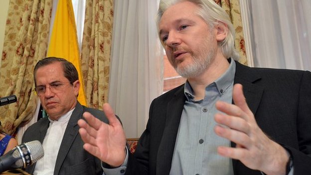Džulijan Asanž i Vikiliks: Aktivista ili egzibicionista i hoće li biti izručen Americi 7 Julian Assange and Ecuadorean Foreign Minister Ricardo Patino during a press conference on 18 August 2014