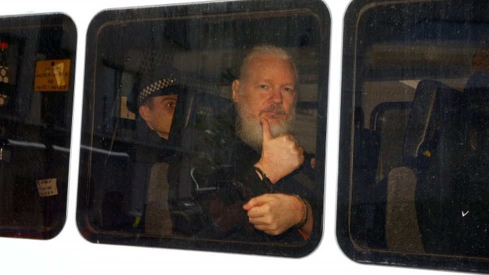 Džulijan Asanž i Vikiliks: Aktivista ili egzibicionista i hoće li biti izručen Americi 2 Assange gestures with a thumbs up after he was arrested by Met Police officers at Ecuador's embassy in London