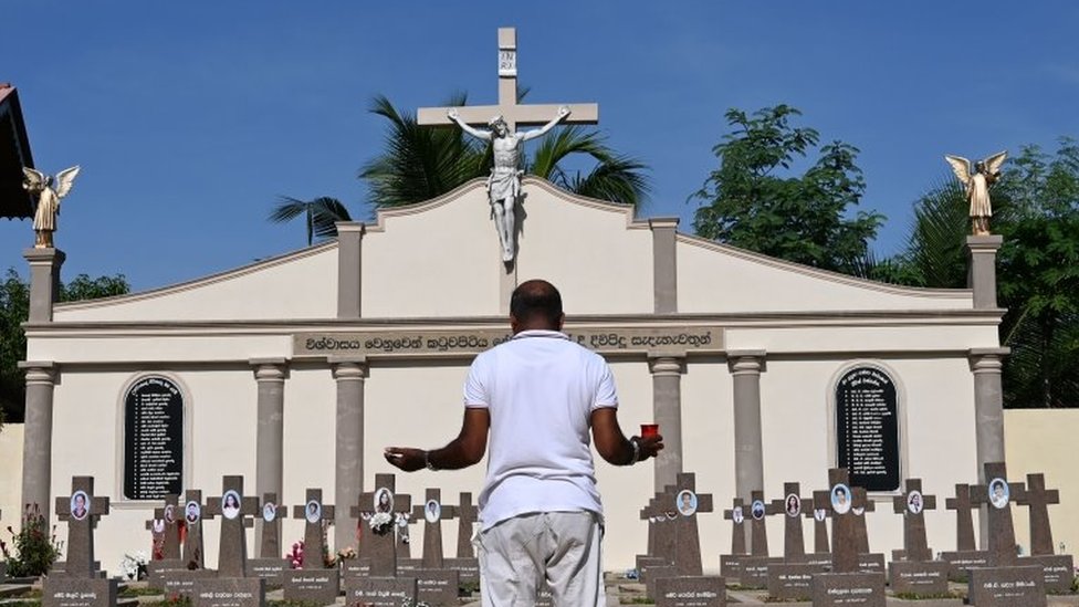 Šri Lanka: Doktor musliman lažno optužen za sterilisanje 4.000 budistkinja 2 A relative pays his respects at a graveyard