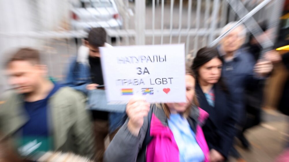 Moskovski tajms: Žena u Rusiji osuđena na zatvor zbog minđuša duginiih boja 1