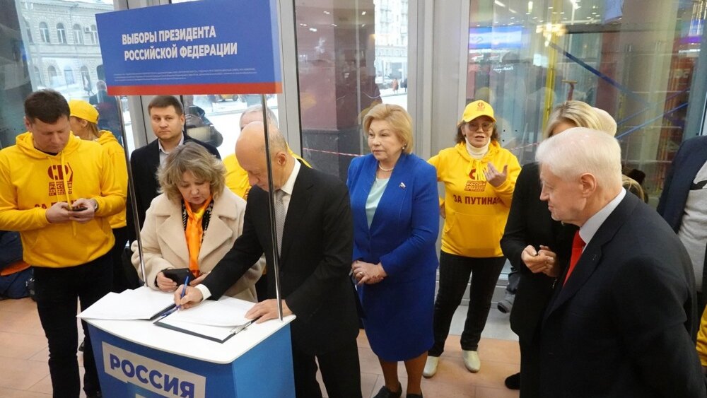 "Stanovi, automobili...": Ruski Komersant piše da će svako ko glasa na predsedničkim izborima u Rusiji biti u prilici da dobije vredne nagrade 2 "Stanovi, automobili...": Ruski Komersant piše da će svako ko glasa na predsedničkim izborima u Rusiji biti u prilici da dobije vredne nagrade 2