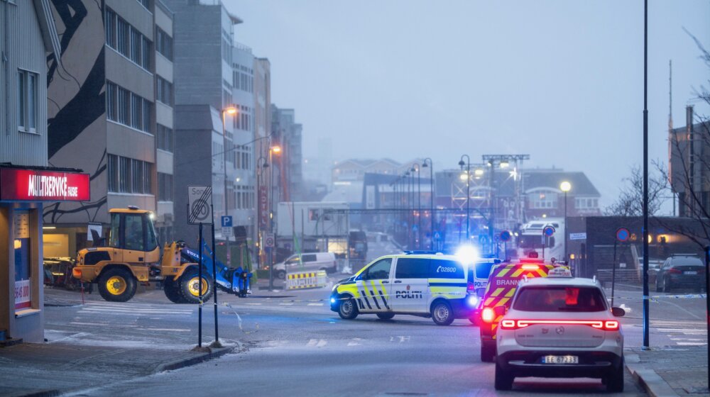 Reporterka Danasa u Norveškoj, koju je pogodila najsnažnija oluja u poslednjih 30 godina: Zatvorene škole i vrtići, vetar nosio krovove i drveće (FOTO) 1