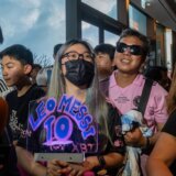 Opijum u Hongkongu zbog kojeg se neće zaratiti: Graja 40.000 ljudi na treningu, a male barke s Mesijevim likom plove lukom Viktorija (VIDEO) 10