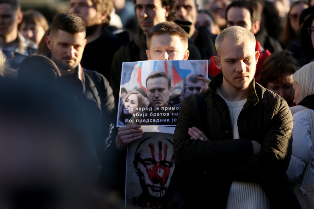 (FOTO) Sveće, cveće i "glasna" tišina: Građani širom sveta odali počast Alekseju Navaljnom 3