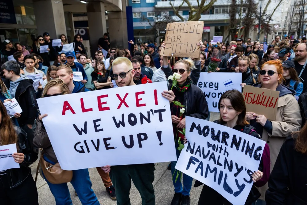 (FOTO) Sveće, cveće i "glasna" tišina: Građani širom sveta odali počast Alekseju Navaljnom 21 (FOTO) Sveće, cveće i "glasna" tišina: Građani širom sveta odali počast Alekseju Navaljnom 21