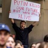 (FOTO) Sveće, cveće i "glasna" tišina: Građani širom sveta odali počast Alekseju Navaljnom 6