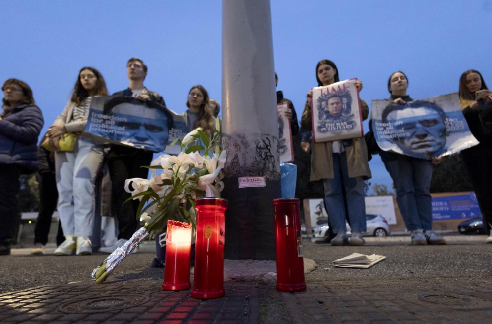 (FOTO) Sveće, cveće i "glasna" tišina: Građani širom sveta odali počast Alekseju Navaljnom 17 (FOTO) Sveće, cveće i "glasna" tišina: Građani širom sveta odali počast Alekseju Navaljnom 17