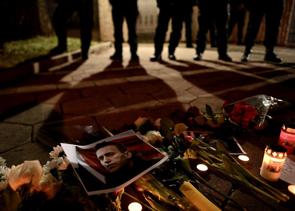 (FOTO) Sveće, cveće i "glasna" tišina: Građani širom sveta odali počast Alekseju Navaljnom 19