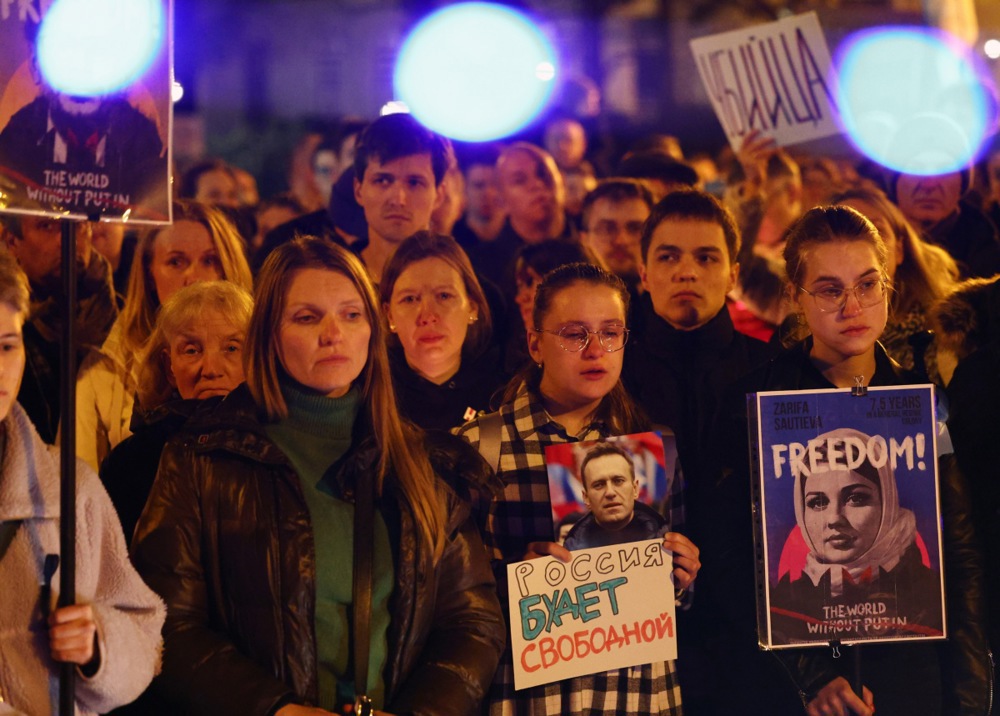 (FOTO) Sveće, cveće i "glasna" tišina: Građani širom sveta odali počast Alekseju Navaljnom 14