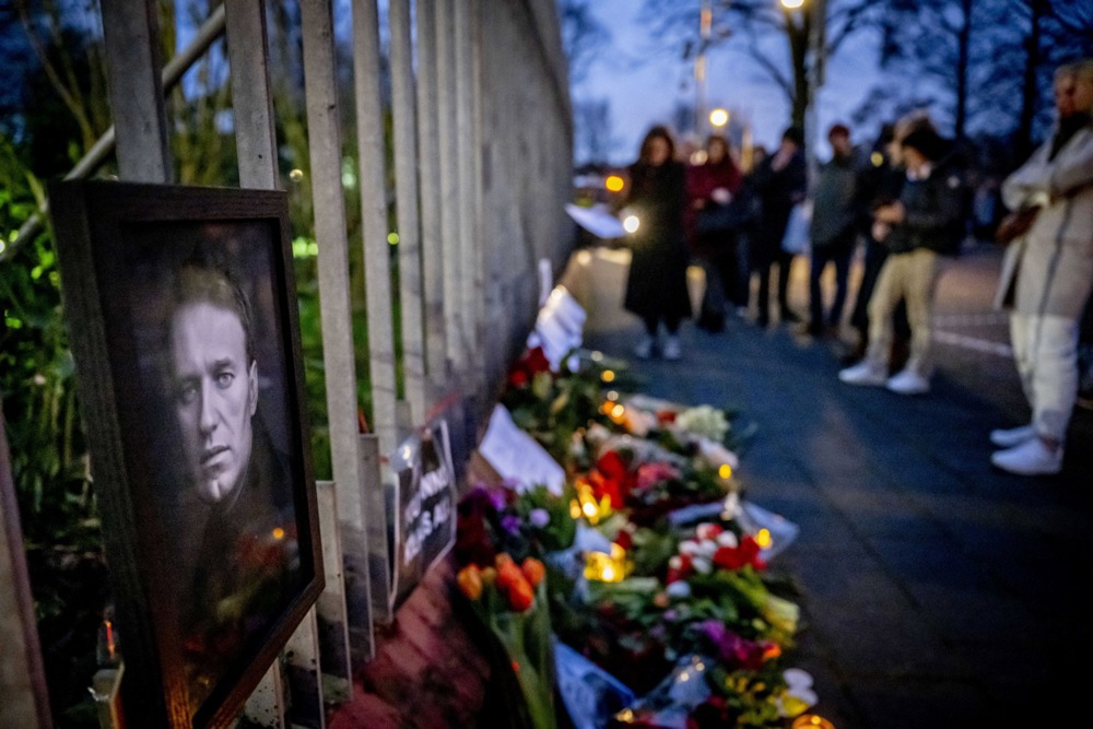 (FOTO) Sveće, cveće i "glasna" tišina: Građani širom sveta odali počast Alekseju Navaljnom 15