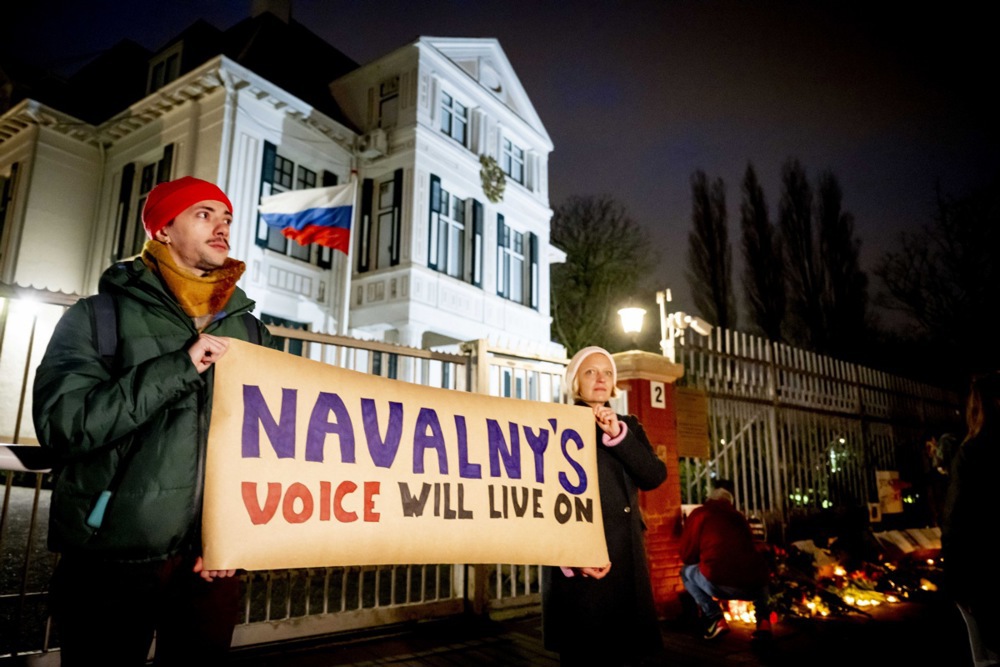 (FOTO) Sveće, cveće i "glasna" tišina: Građani širom sveta odali počast Alekseju Navaljnom 16 (FOTO) Sveće, cveće i "glasna" tišina: Građani širom sveta odali počast Alekseju Navaljnom 16