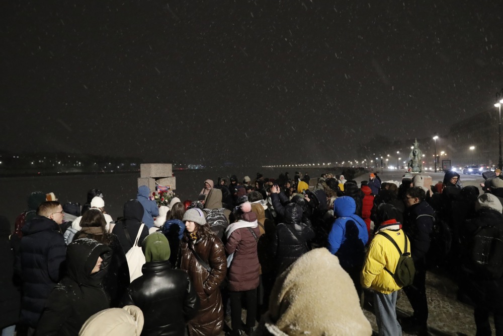 (FOTO) Sveće, cveće i "glasna" tišina: Građani širom sveta odali počast Alekseju Navaljnom 10 (FOTO) Sveće, cveće i "glasna" tišina: Građani širom sveta odali počast Alekseju Navaljnom 10