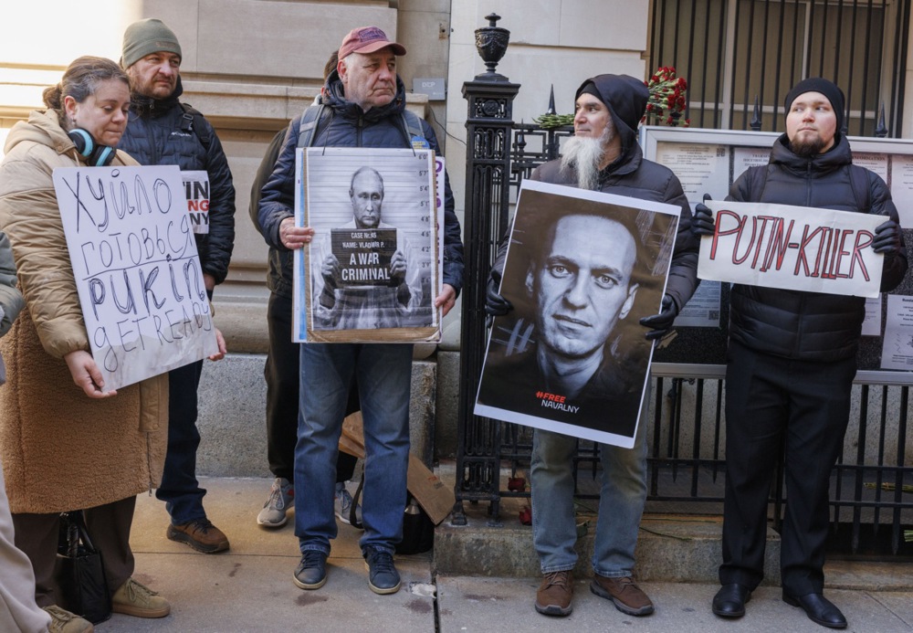 (FOTO) Sveće, cveće i "glasna" tišina: Građani širom sveta odali počast Alekseju Navaljnom 7 (FOTO) Sveće, cveće i "glasna" tišina: Građani širom sveta odali počast Alekseju Navaljnom 7