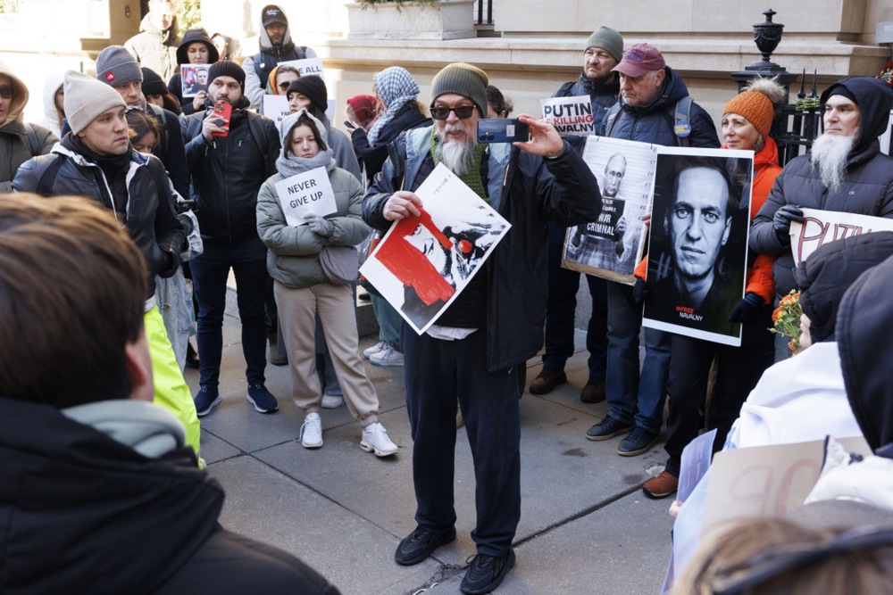 (FOTO) Sveće, cveće i "glasna" tišina: Građani širom sveta odali počast Alekseju Navaljnom 8 (FOTO) Sveće, cveće i "glasna" tišina: Građani širom sveta odali počast Alekseju Navaljnom 8