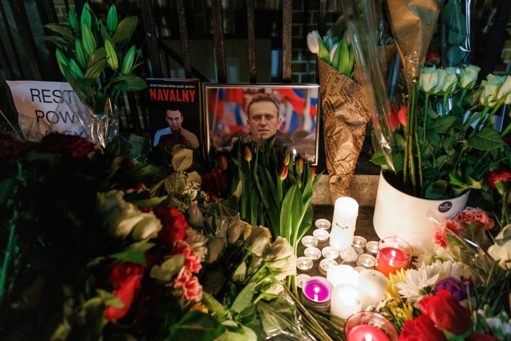 (FOTO) Sveće, cveće i "glasna" tišina: Građani širom sveta odali počast Alekseju Navaljnom 4