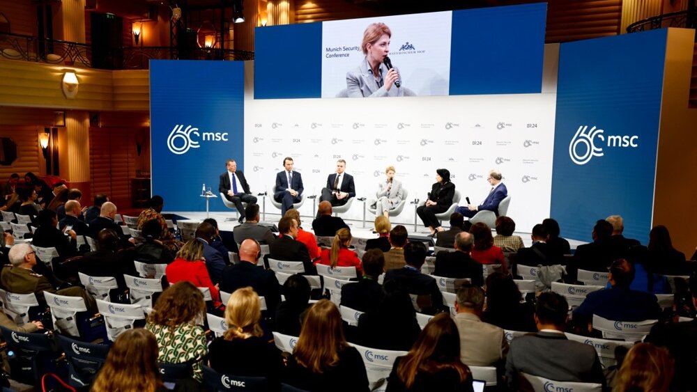 "Evropa između Putina i Trampa": Analiza bivšeg američkog ambasadora u NATO-u o odjecima konferencije u Minhenu 2 epa11162889 (L-R) French diplomatic advisor to France's president Emmanuel Bonne, Polish Foreign Minister Radoslaw Sikorski, Lithuanian Foreign Minister Gabrielius Landsbergis, Ukrainian Deputy Prime Minister for the European and Euro Atlantic integration of Ukraine Olha Stefanishyna, Georgian President Salome Zourabichvili, and Professor of European Studies at Oxford University Timothy Garton Ash attend a panel talk at the 60th Munich Security Conference (MSC), in Munich, Germany, 18 February 2024. More than 500 high-level international decision-makers meet at the 60th Munich Security Conference in Munich during their annual meeting from 16 to 18 February 2024 to discuss global security issues.
