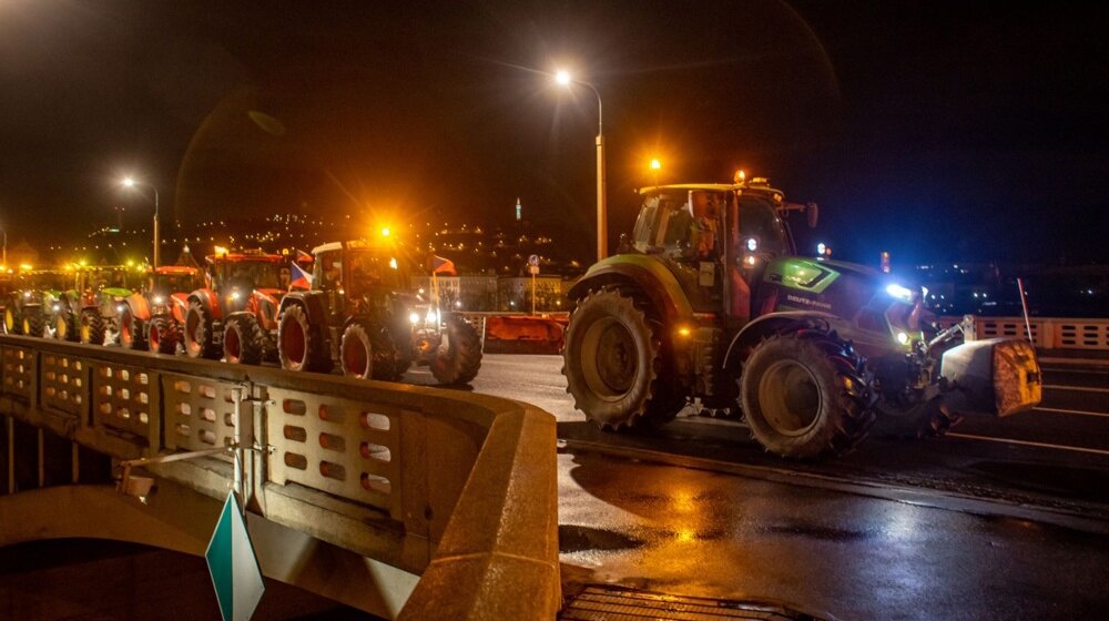 Ogorčeni poljoprivrednici sporom vožnjom na traktorima blokiraju Prag 1
