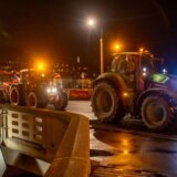 Ogorčeni poljoprivrednici sporom vožnjom na traktorima blokiraju Prag 2