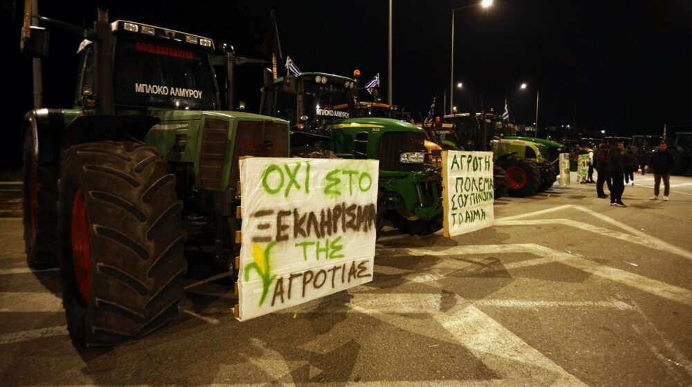 Grčki poljoprivrednici u konvoju traktorima krenuli u Atinu, traže pomoć vlade zbog rasta cena 1