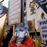 Asanž u lošem stanju, nije mogao da se pojavi u sudnici: Počelo ključno ročište, londonski sud odlučuje o njegovom izručenju SAD 9