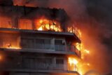 At least seven people were injured in huge fire in 14-story residential building in Valencia Veliki požar zahvatio stambeni blok u Valensiji (FOTO) 3