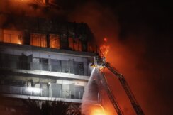 At least seven people were injured in huge fire in 14-story residential building in Valencia Veliki požar zahvatio stambeni blok u Valensiji (FOTO) 5