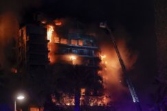 At least seven people were injured in huge fire in 14-story residential building in Valencia Veliki požar zahvatio stambeni blok u Valensiji (FOTO) 6