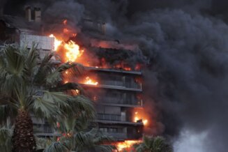 At least seven people were injured in huge fire in 14-story residential building in Valencia Veliki požar zahvatio stambeni blok u Valensiji (FOTO) 2