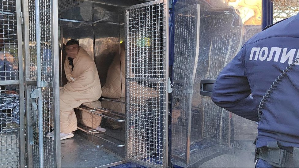 Migranti na Balkanu: Snimak ljudi koji tvrde da su vraćeni iz Srbije u Severnu Makedoniju pretučeni i bez odeće, policije ispituju 1 policija, migranti