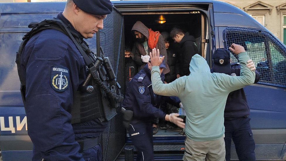 Migranti na Balkanu: Snimak ljudi koji tvrde da su vraćeni iz Srbije u Severnu Makedoniju pretučeni i bez odeće, policije ispituju 2 policija, migranti