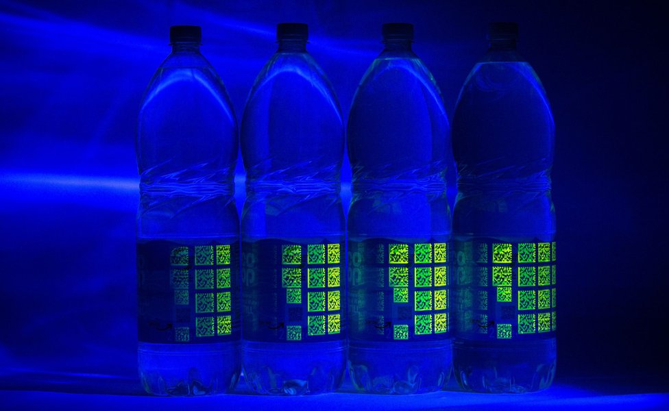 Životna sredina i tehnologija: Kako veštačka inteligencija može da pomogne u odlaganju otpada i povećanju reciklaže 4 Bottles with Polytag's UV tags