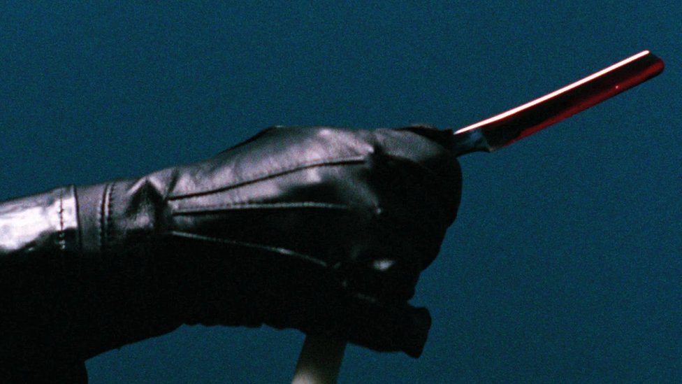 Film: Dario Arđento, rediteljski maestro košmarnih vizija najmračnijih tajni 2 Njegov debitantski film Ptica sa kristalnim perjem (1970) pokazao je interesovanje za ubice sa kožnim rukavicama