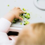 Roditeljstvo: Pustiti bebu da jede sama - da ili ne 5