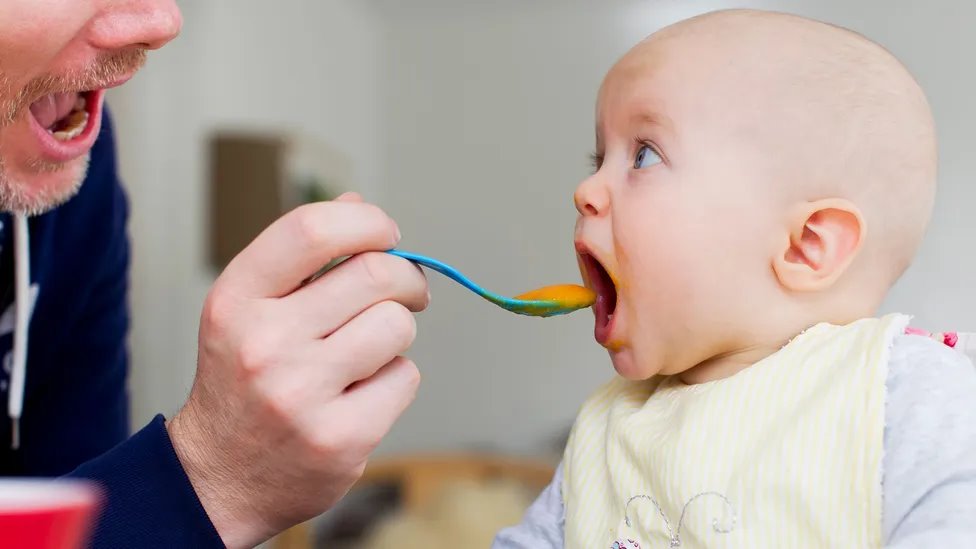 Mnogi roditelji i dalje više vole da hrane decu kašom na kašičicu kad ova prvi put počinju da se dohranjuju