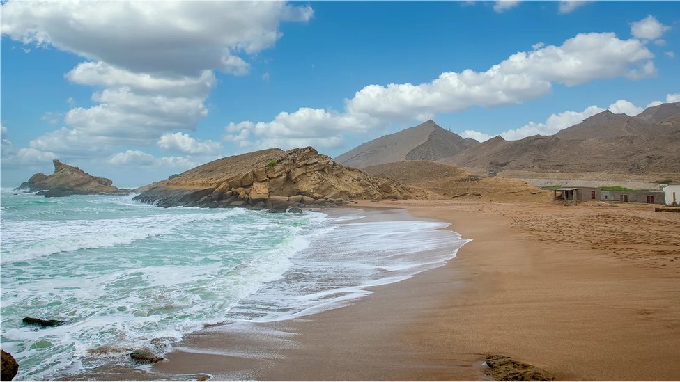 Pakistan: Autoput duž Arapskog mora nekada je tim stazama išla vojska Aleksandra Velikog, danas vojnici i hodočasnici 2 Veliki deo priobalnog autoputa Makran prolazi duž nebesko plavog Arapskog mora