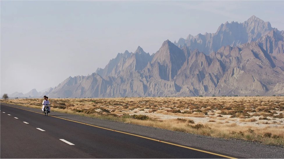 Pakistan: Autoput duž Arapskog mora nekada je tim stazama išla vojska Aleksandra Velikog, danas vojnici i hodočasnici 5 Autoput zaobilazi planine priobalnog lanca Makran