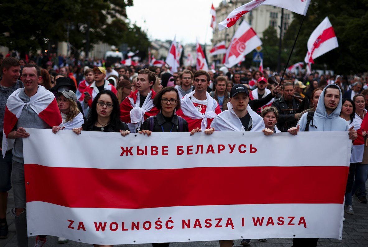 „Moj život je u vašim rukama": Ko je Andrej Gnjot, Belorus kom preti izručenje iz Srbije 2 People carrying historical white-red-white flags of Belarus take part in Belarusians' march through Warsaw, on the third anniversary of the 2020 presidential election which was followed by mass protests over alleged electoral fraud, in Warsaw, Poland, August 9, 2023.