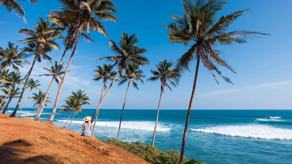 Turizam i fotografija: Da li opada broj selfija sa putovanja 2 more, plaža, žena na plaži