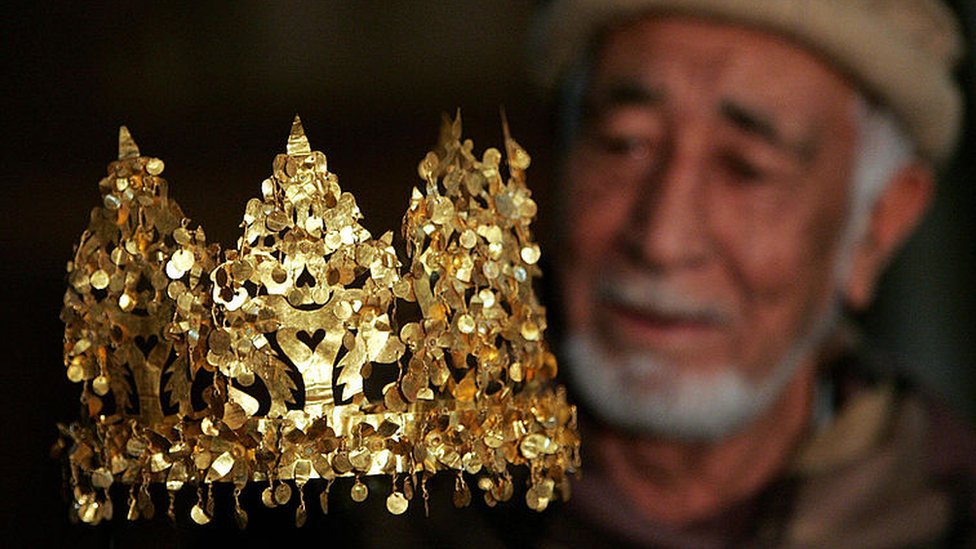 A curator of the National Museum in Kabul with the golden crown found at Tela Tepe, on display in Amsterdam in 2007