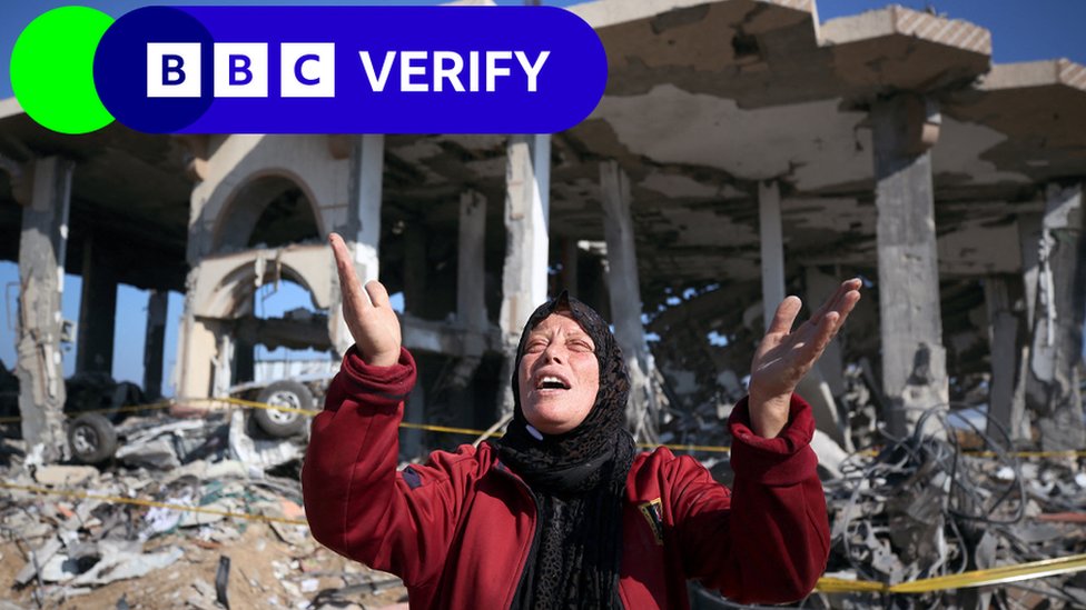 Izrael i Palestinci: Najmanje polovina zgrada u Gazi oštećena ili uništena, pokazuje nova analiza 1 A Palestinian woman in front of a destroyed building in the Al-Maghazi refugee camp in the central Gaza Strip on January 16, 2024,