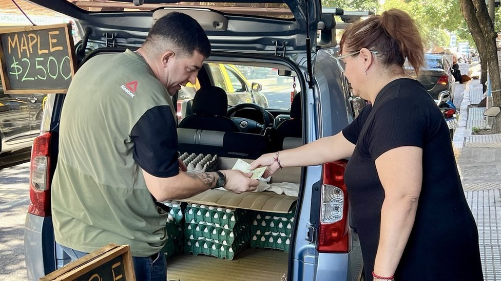 Argentina: Zemlja govedine u kojoj se jede samo piletina 4 A man selling eggs from the boot of his car