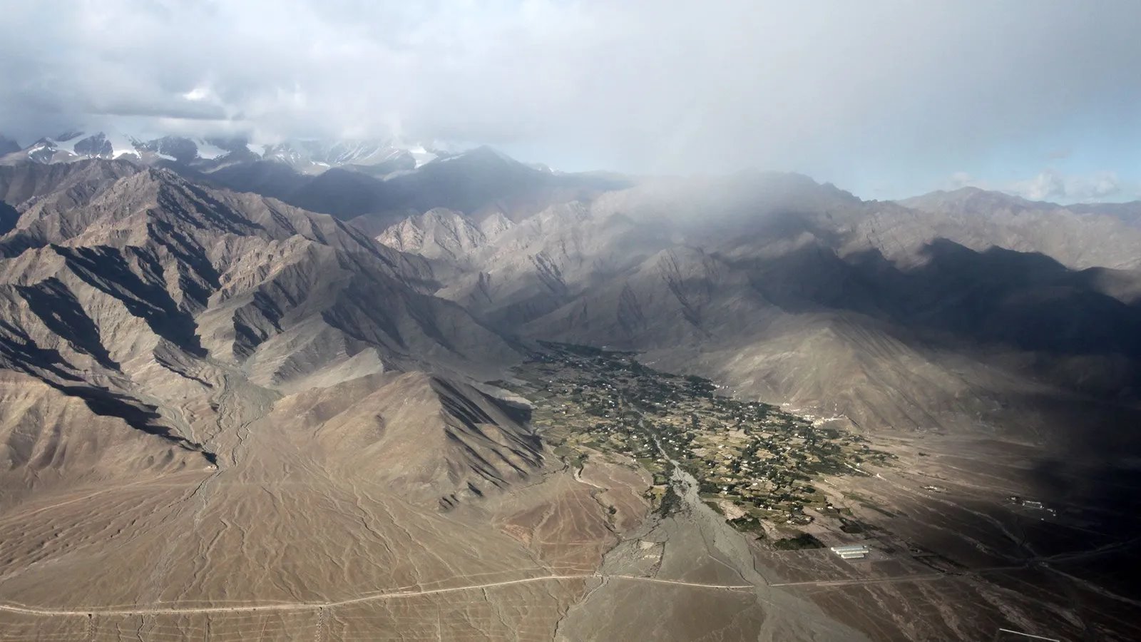 Ladak, „vlasnik prolaza", koji leži u senci Velikih Himalaja