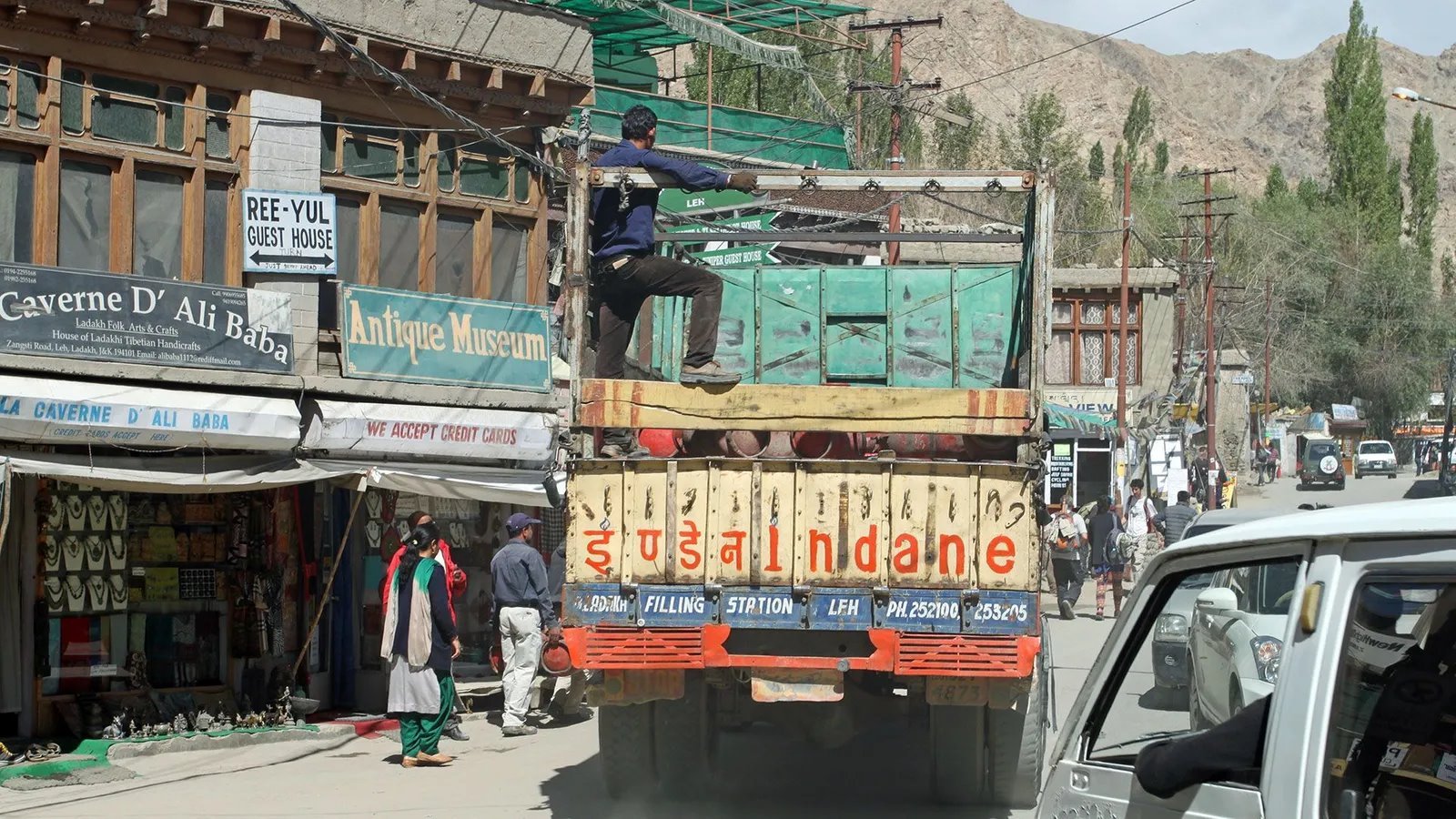 Leh je dom ogranka indijsko-tibetanske pogranične policije, bivšeg Paldžorovog poslodavca
