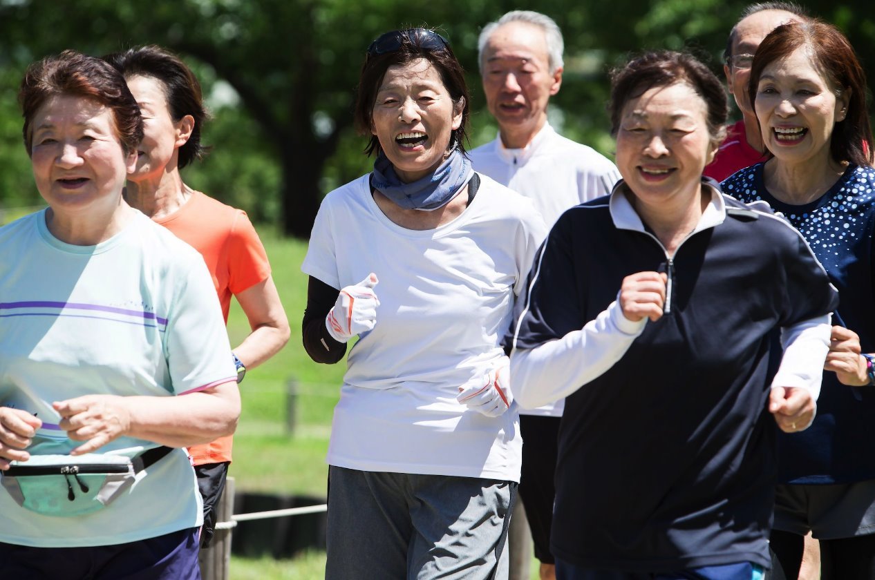 Grupa seniora džogira u parku