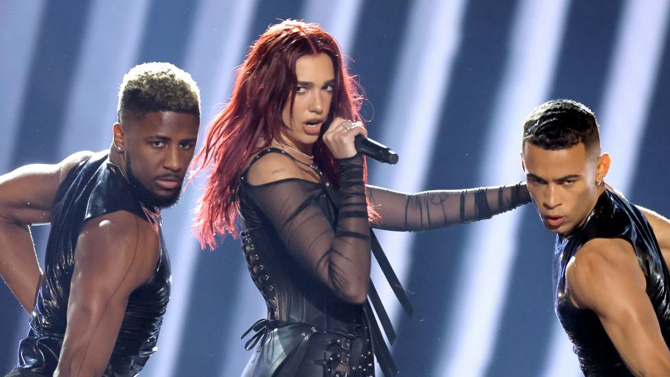 Gremi 2024: Tejlor Svift prva pevačica koja je osvojila nagradu četiri puta, priznanje i za Kajli Minog posle 20 godina 12 Dupa Lipa