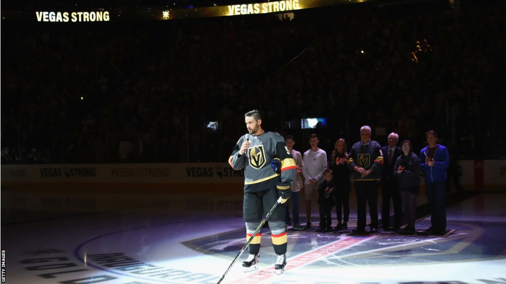 Superboul 58: Kako se Las Vegas zaljubio u velike ekipne sportove 5 Deryk Engelland speaks to fans under a spotlight while on the ice pre-game for Las Vegas Golden Knights