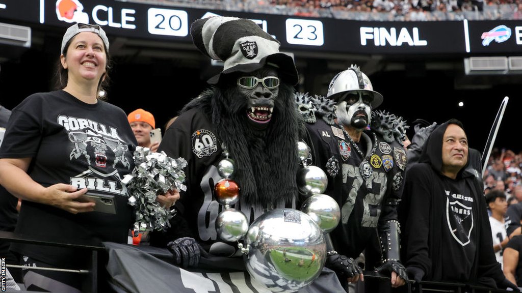 Superboul 58: Kako se Las Vegas zaljubio u velike ekipne sportove 6 Las Vegas fans in fancy dress lean over a barrier and watch the action