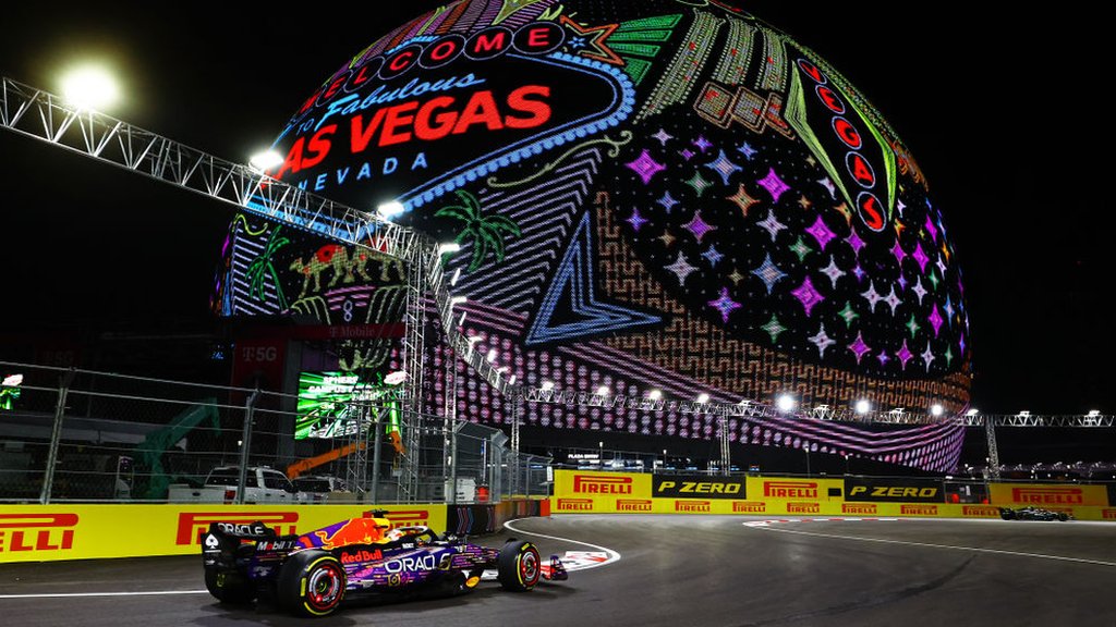 Superboul 58: Kako se Las Vegas zaljubio u velike ekipne sportove 8 Max Verstappen drives in the Las Vegas Grand Prix