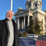 Skupština Srbije: Zašto su kupus, transparenti i zakletve u holu obeležili konstitutivnu sednicu 5